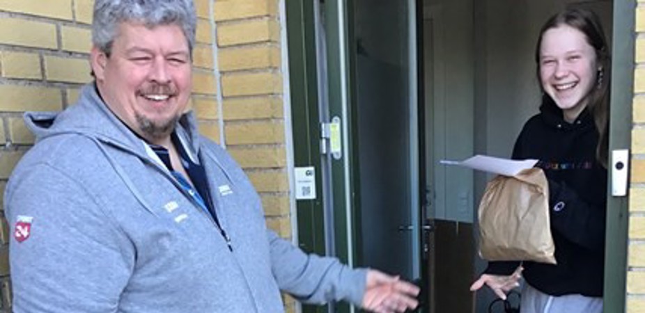 Frida Wirenfeldt Lange Faar Som Den Foerste Elev Overrakt En Goodie Bag Ved Fordoeren1 (1)